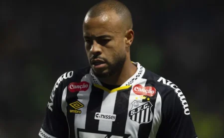 Mayke enfrenta pressão nos bastidores do Santos e recebe cobranças por melhora de rendimento