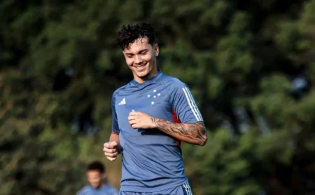 Meia Gabriel anuncia aposentadoria aos 21 anos, após saída do Cruzeiro e drama na carreira