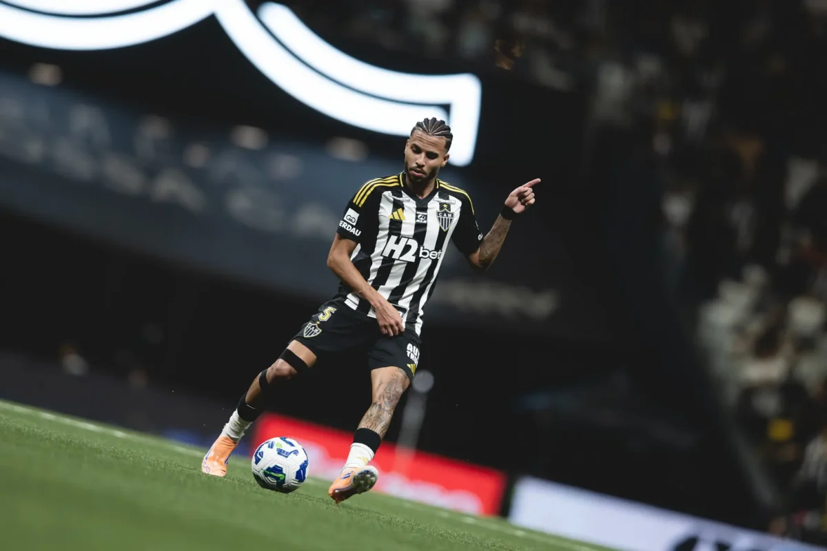 Meio-campista do Atlético-MG, Alexsander realiza tratamento com células-tronco