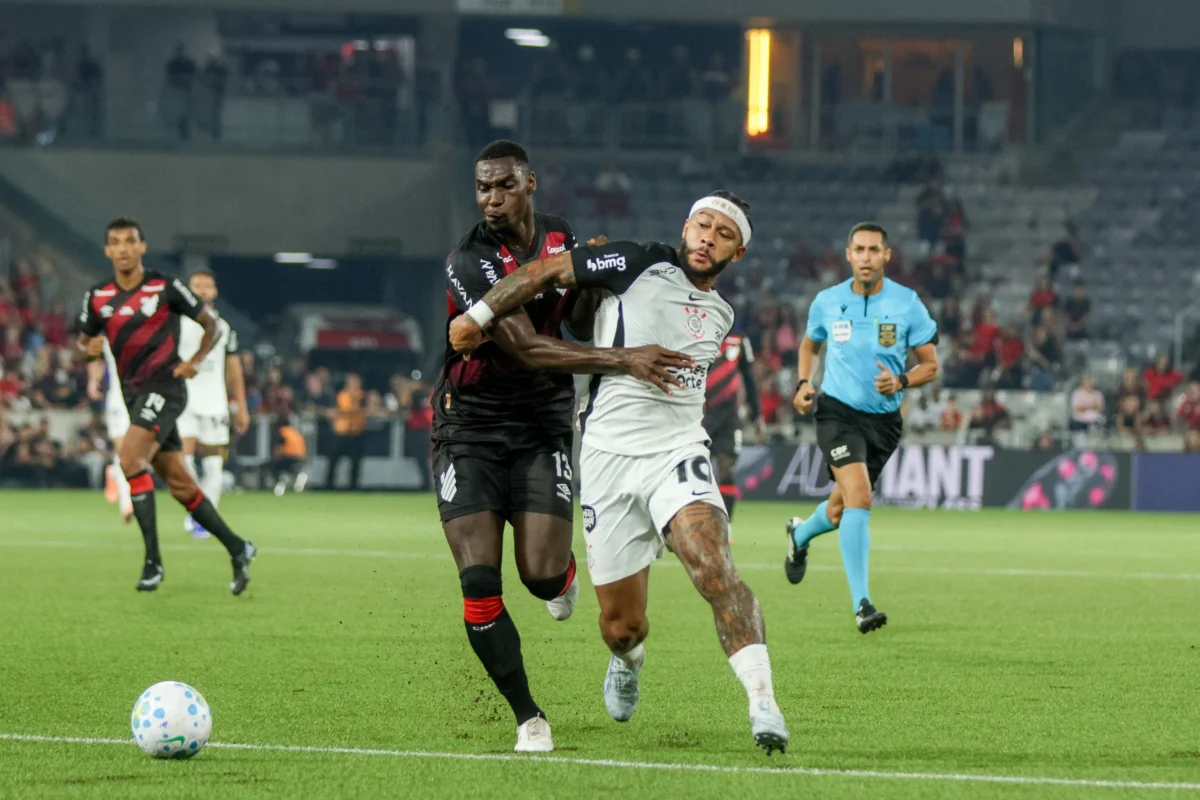 Memphis critica árbitros e gramado do Athletico após vitória do Corinthians: "Campo horrível"