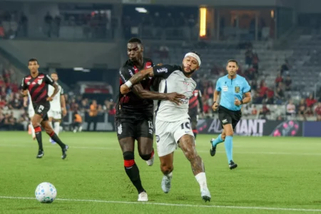 Memphis critica árbitros e gramado do Athletico após vitória do Corinthians: "Campo horrível"