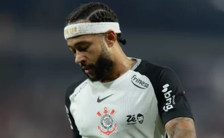 Memphis Depay critica gramado e ironiza arbitragem: "Horrível"