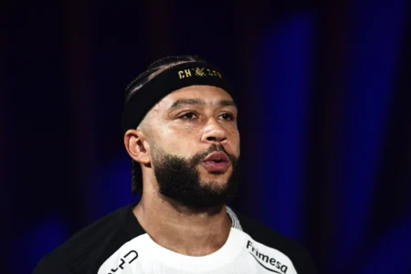 Memphis se responsabiliza por erro em pênalti contra o Corinthians: Gosto amargo Memphis se responsabiliza por erro em pênalti contra o Corinthians: "Gosto amargo"