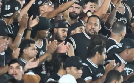 Milton Neves celebra a Fiel no Mané Garrincha após título do Corinthians na Supercopa do Brasil