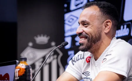 Moisés celebra ida ao Santos e emoção de jogar com Neymar: “Está sendo incrível…” Moisés celebra ida ao Santos e emoção de jogar com Neymar: “Está sendo incrível…”