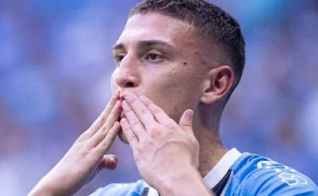 Monsalve segue orientação de Braithwaite e trata lesão na Alemanha