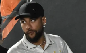 Neymar critica gramado e gera polêmica na web durante Athletico x Santos