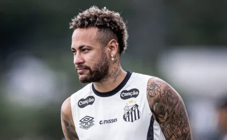 Neymar e Gabigol podem ser poupados pelo Santos no jogo contra o Athletico pelo Brasileirão