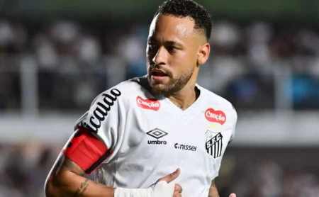 Neymar marca retorno com goleada do Santos sobre o Velo Clube no Paulistão