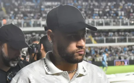 Neymar recebe críticas duras de Casagrande por situação no Santos: comparação com Memphis Depay