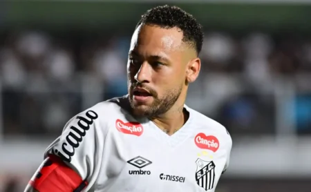 Neymar se destaca em retorno após dois meses, com atuação pelo Santos contra o Velo Clube