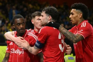 Nottingham Forest resiste ao Fenerbahçe com brasileiros e avança na Liga Europa