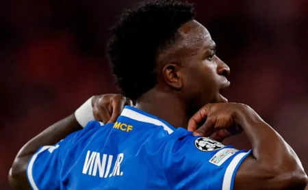 Otamendi ironiza Vini Jr. e exibe tatuagem da Copa do Mundo em Benfica x Real Madrid