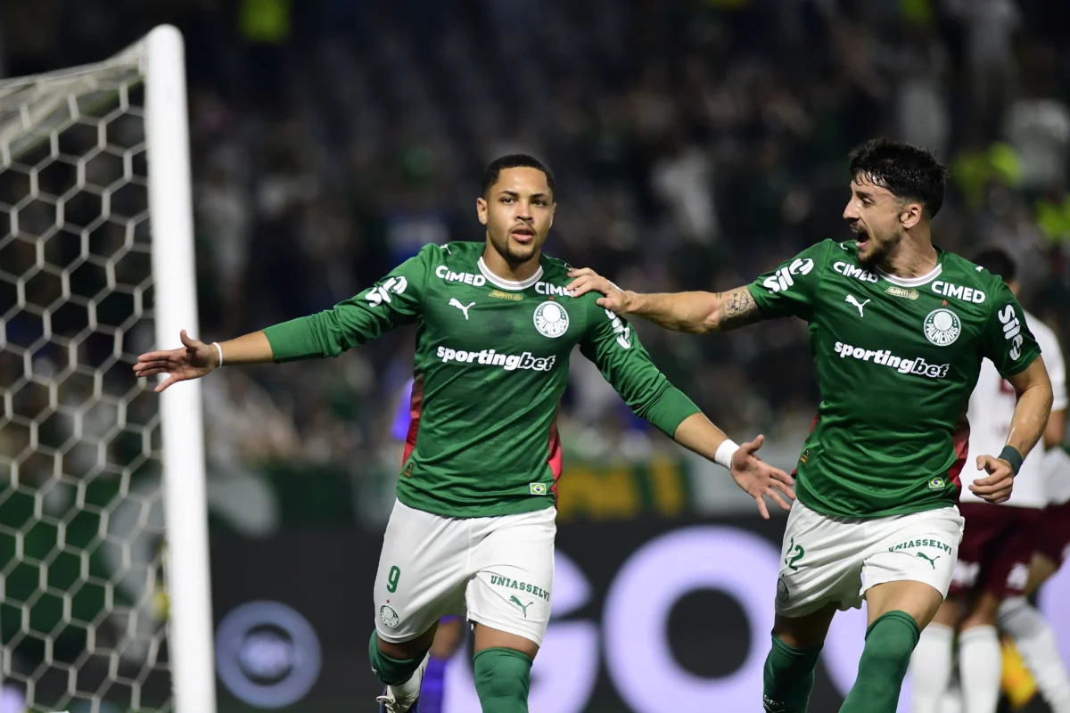 Palmeiras resiste à pressão e mantém liderança com ataque eficiente no Brasileiro