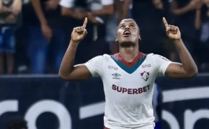 Palmeiras adia estreia de Jhon Arias e aposta em cautela física do reforço