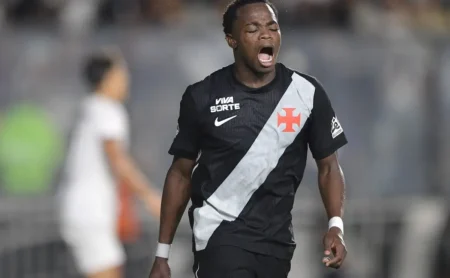 Palmeiras monitora pedidos por Andrés Gómez após atuação no Vasco e diretoria age com cautela no mercado