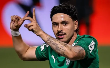 Palmeiras mantém Maurício em meio a sondagens e planeja reuniões na Europa em breve.