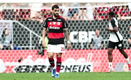 Paquetá desperdiça chance no fim, Corinthians vence Flamengo e estreia campeã com o meia