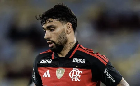 Paquetá é ovacionado pela torcida do Flamengo em partida contra o Madureira