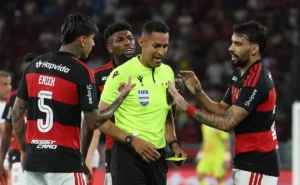Paquetá recebe cartão amarelo rápido em Flamengo x Inter e causa nas redes sociais