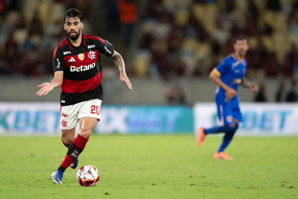 Paquetá se adapta bem à volância e surge como alternativa para a ausência de Jorginho no Flamengo; veja lances