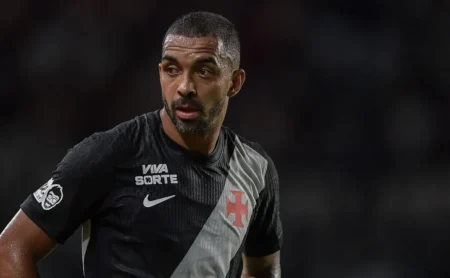 Paulo Henrique, do Vasco, recebe críticas de organizada após incidente com Neymar Paulo Henrique, do Vasco, recebe críticas de organizada após incidente com Neymar