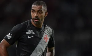 Paulo Henrique perde espaço no Vasco com ascensão de Puma Rodríguez na lateral direita