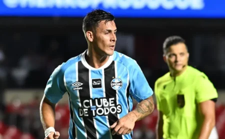 Pavón atuará como lateral-direito improvisado por Luís Castro na sequência. Pavón atuará como lateral-direito improvisado por Luís Castro na sequência.