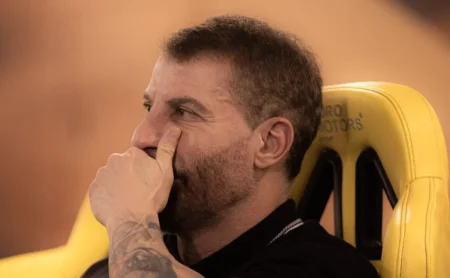 Pedrinho acende alerta no Vasco, mas mantém a confiança em Fernando Diniz