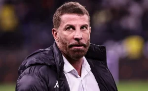 Pedrinho eleva o tom com jogadores em meio à busca por treinador no Vasco