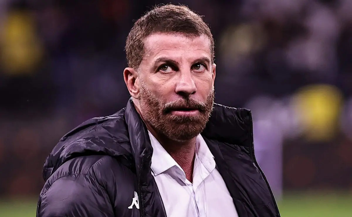 Pedrinho eleva o tom com jogadores em meio à busca por treinador no Vasco Pedrinho eleva o tom com jogadores em meio à busca por treinador no Vasco