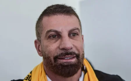 Pedrinho sob pressão no Vasco por possível demissão de Fernando Diniz após empate com a Chapecoense