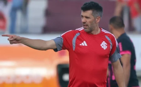 Pezzolano tem dúvida na zaga para escalar o Internacional contra o Flamengo pelo Brasileirão Pezzolano tem dúvida na zaga para escalar o Internacional contra o Flamengo pelo Brasileirão