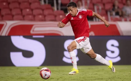 Pezzolano elogia Allex após vitória do Internacional e o aponta como candidato a titular