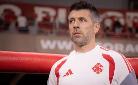 Pezzolano surpreende ao apontar o Grêmio como favorito ao Gauchão após vaga do Internacional na final