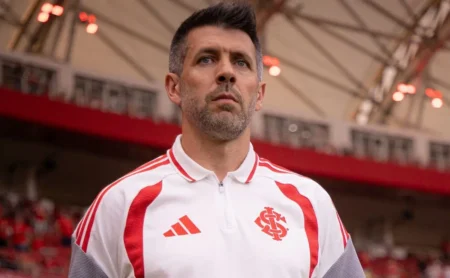 Pezzolano ressalta importância emocional da estreia na final do Gauchão