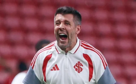 Pezzolano elogia o Flamengo, mas analisa empate injusto para o Internacional: “Merecíamos”