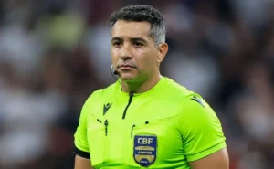 Polêmica no lance: pênalti para o Palmeiras gera debate sobre possível simulação de Vitor Roque Polêmica no lance: pênalti para o Palmeiras gera debate sobre possível simulação de Vitor Roque