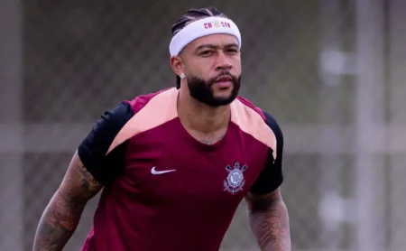 Preocupação com o estado físico de Memphis leva departamento médico a planejar reforço para a Libertadores
