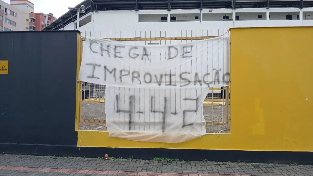 Protesto contra o desempenho do Criciúma ocorre no Heriberto Hülse