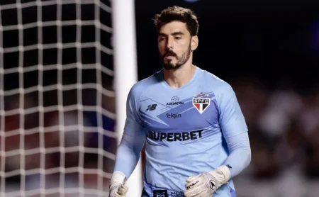 Rafael exalta apoio da torcida e celebra melhora no clima do São Paulo