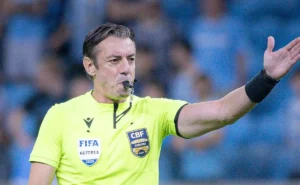 Raphael Claus recebe veredito após polêmicas em Grêmio x Atlético-MG e decisão sobre cartão para PC Oliveira