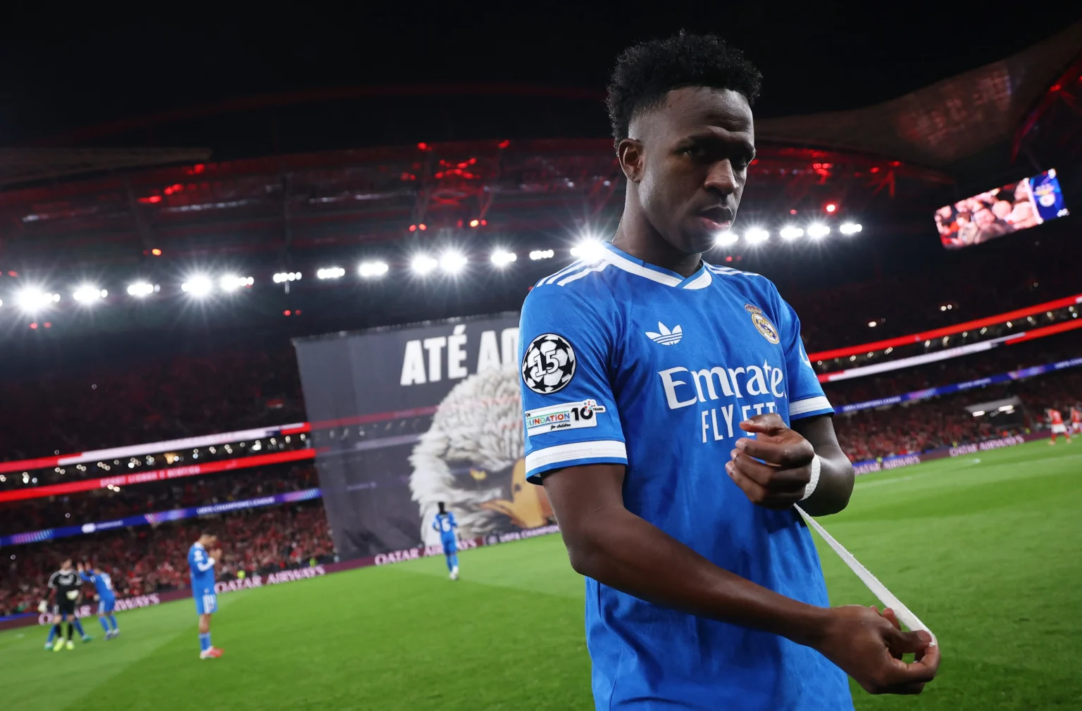 Árbitro ativa protocolo antirracismo após gol de Vini Jr. contra o Benfica na Champions League