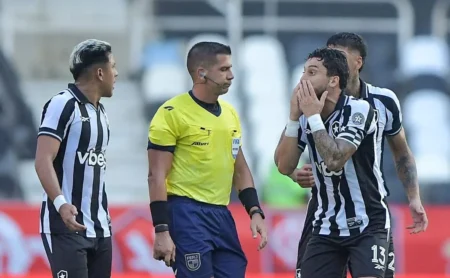 Árbitro Bruno Arleu tem decisão sobre erro em Botafogo x Flamengo divulgada e polêmica cresce Árbitro Bruno Arleu tem decisão sobre erro em Botafogo x Flamengo divulgada e polêmica cresce