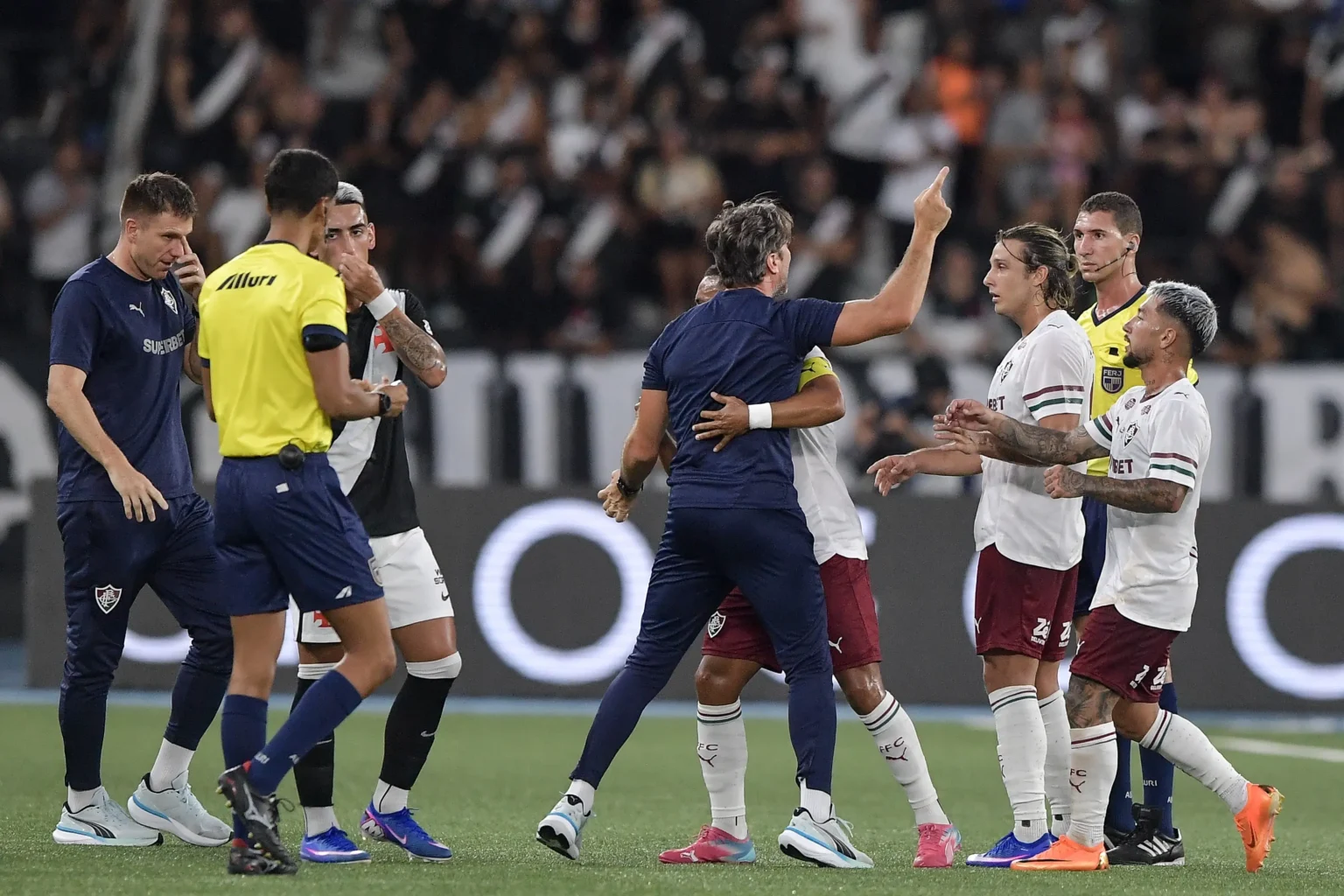 Árbitro explica expulsão de Zubeldía em Vasco x Fluminense: "Agressão"
