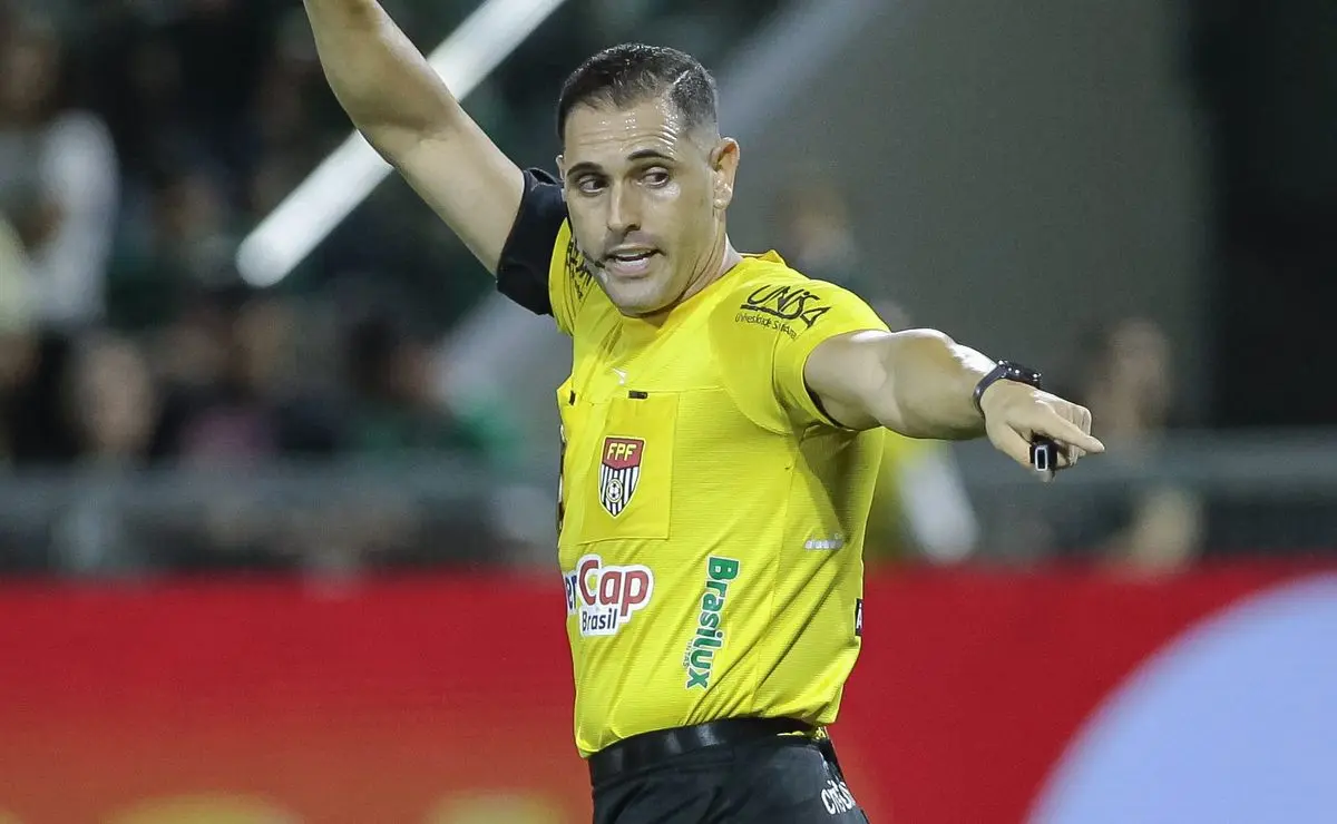 Árbitro João Vitor Gobi detalha ofensa e justifica expulsão de João Martins em súmula Árbitro João Vitor Gobi detalha ofensa e justifica expulsão de João Martins em súmula