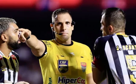 Árbitro pede desculpas após ofender jogador do Santos: “Usei termo inadequado”