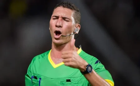 Árbitro relata atitude agressiva e tentativa de confronto: súmula detalha expulsão de Luis Zubeldía