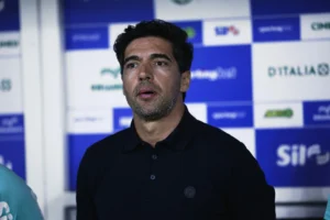 Árbitro relata expulsão de Abel por postura ríspida e linguagem ofensiva.