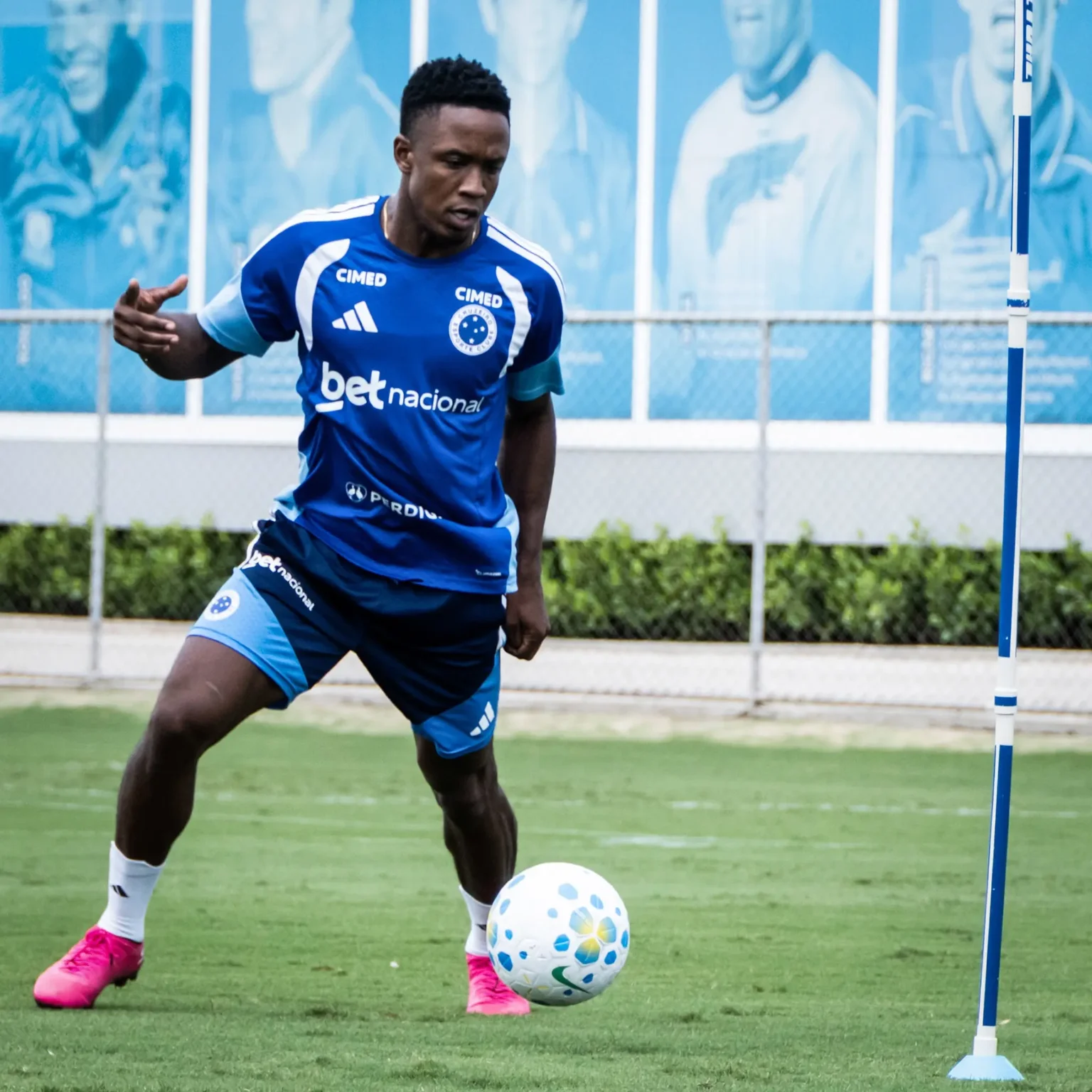 Reforço de R$ 16 milhões, Sinisterra se prepara e aguarda estreia com Tite no Cruzeiro